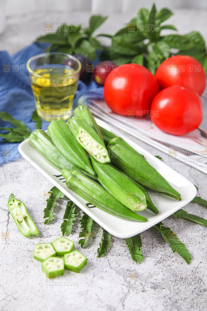 一盘秋葵放在石板上