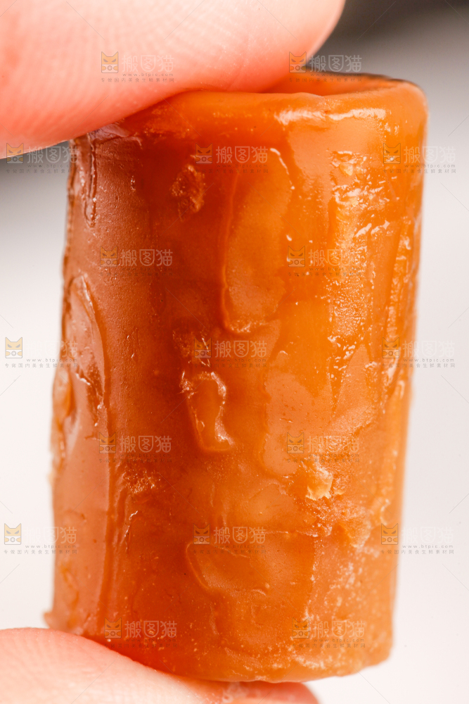 手里拿着果味糖