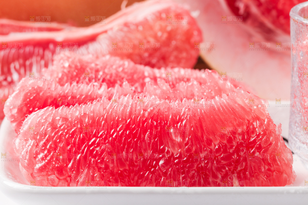 白底上的新鲜柚子