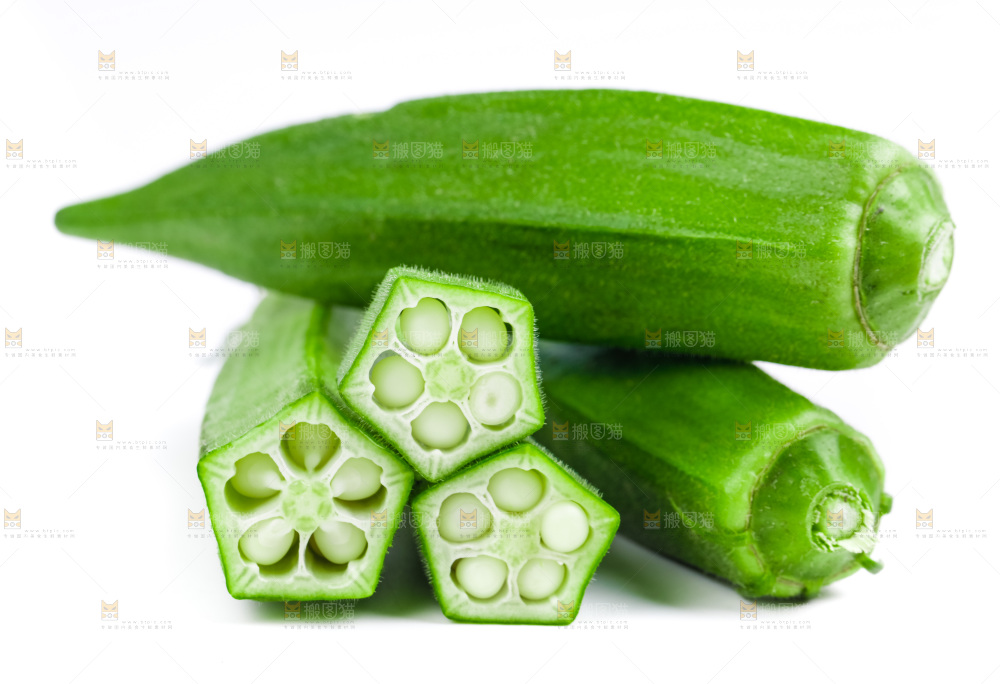 白底上的新鲜秋葵