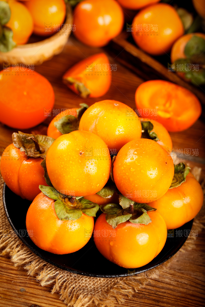 盘子里装着大柿子