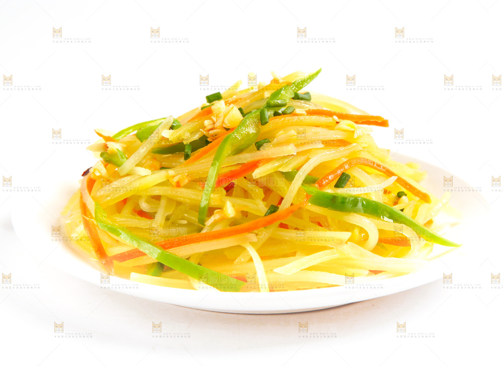 盘子里装着土豆丝炒辣椒