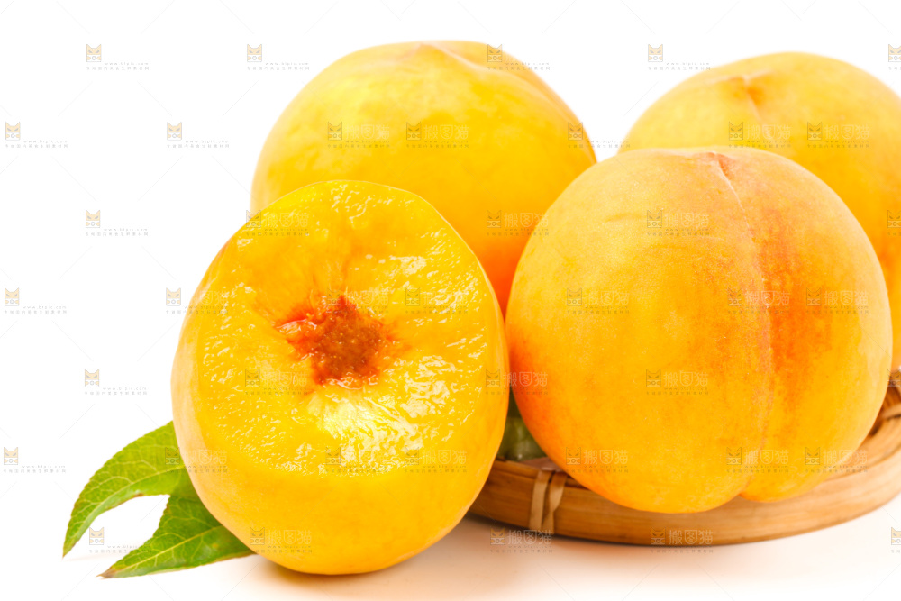 白底上的新鲜黄桃