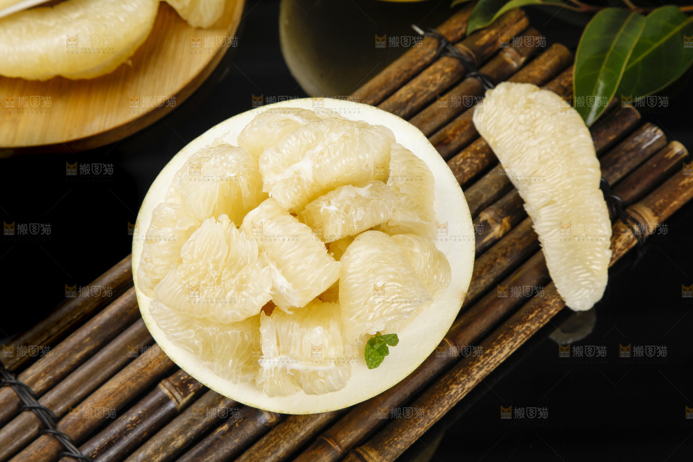 竹底上的水晶蜜柚