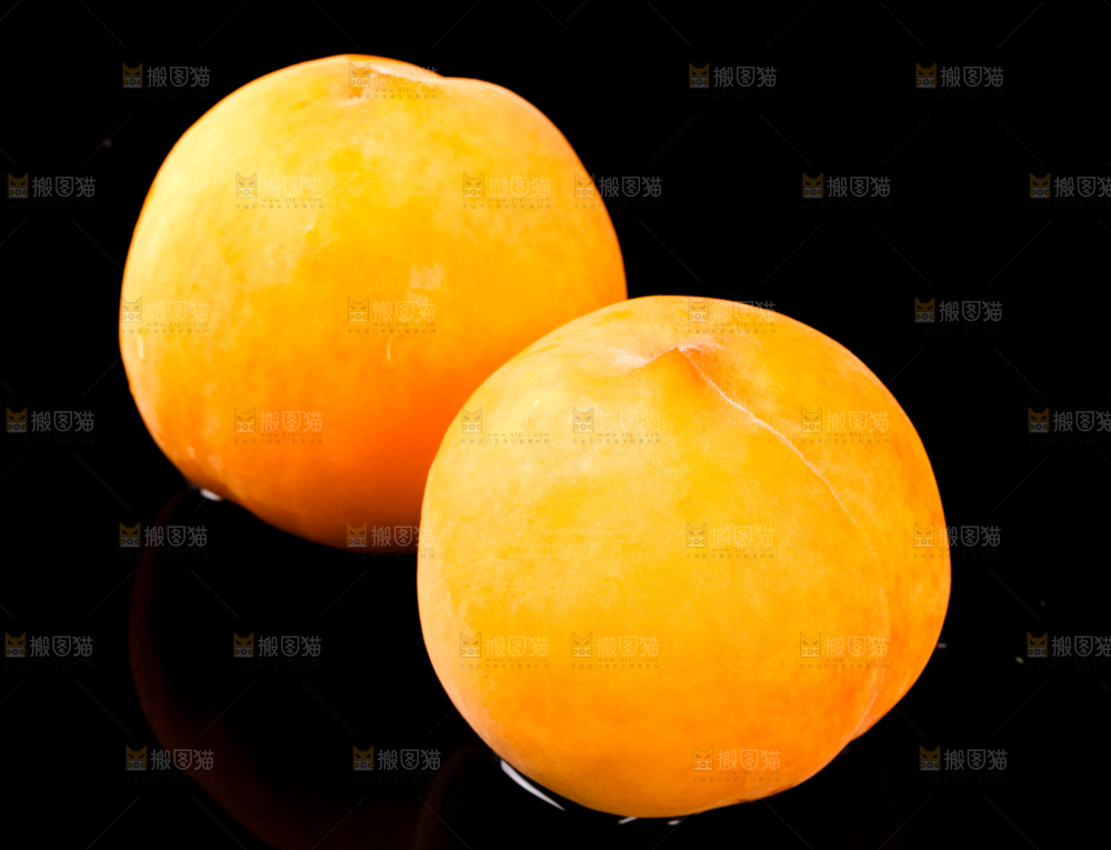 黑底上放着黄毛桃