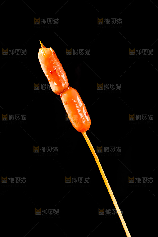 深底上的脆皮肠串