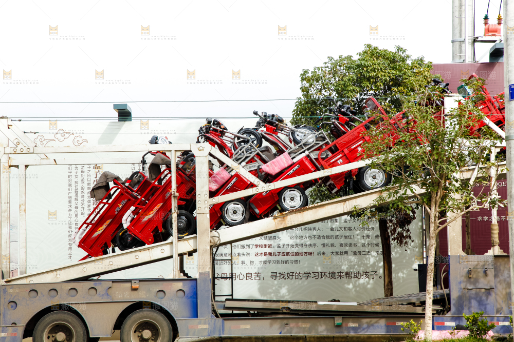 货车上托着三轮车