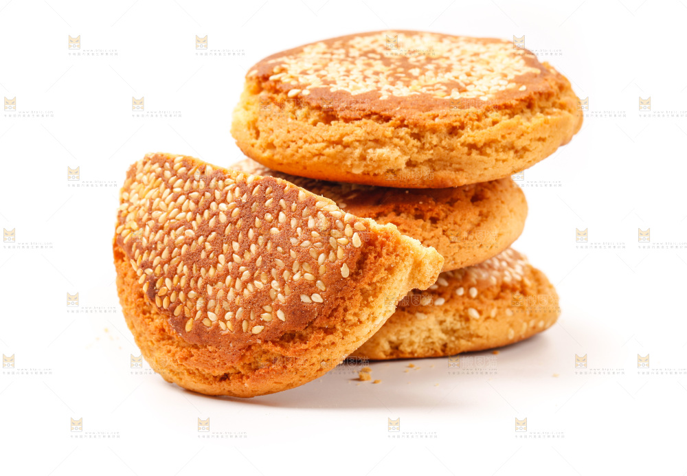 芝麻酥饼放在白底上