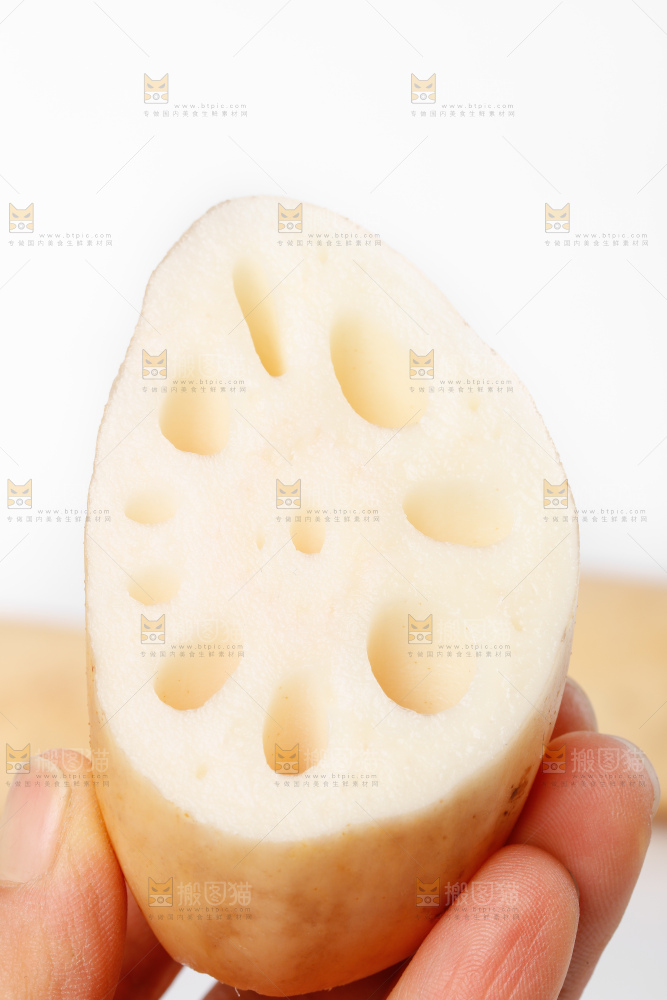白底上放着切开的九孔莲藕
