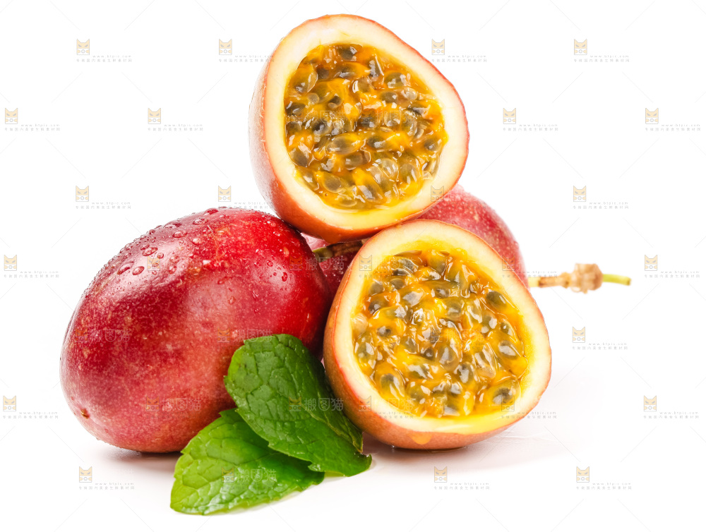 切开的百香果放在白底上