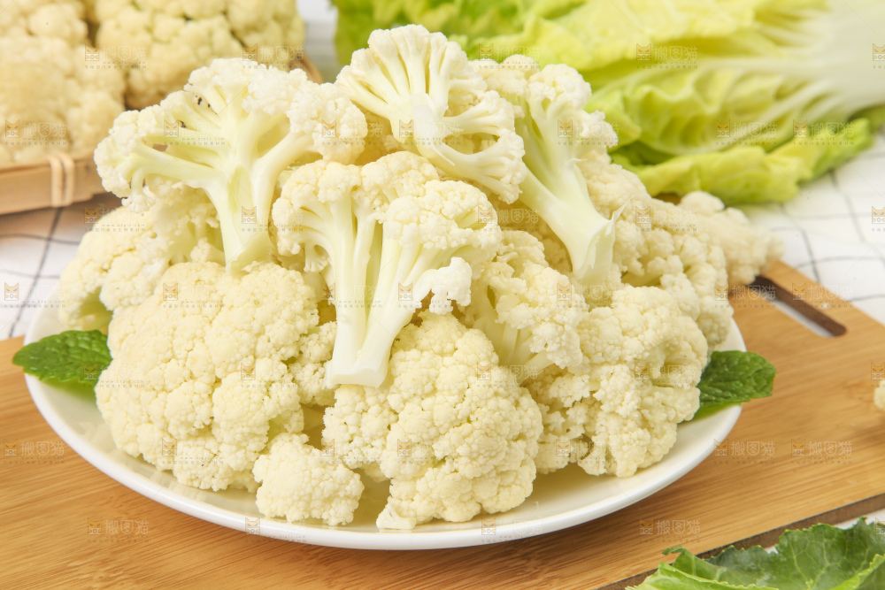 木板上放着椰菜花