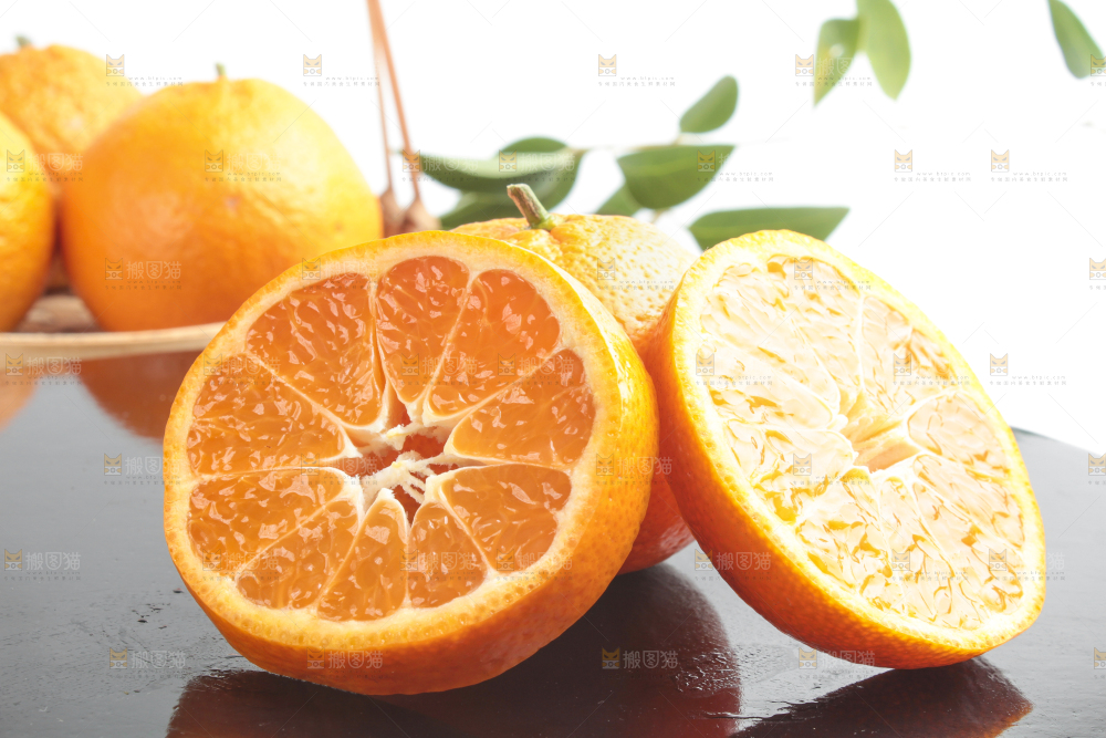 黑石板上的橘子