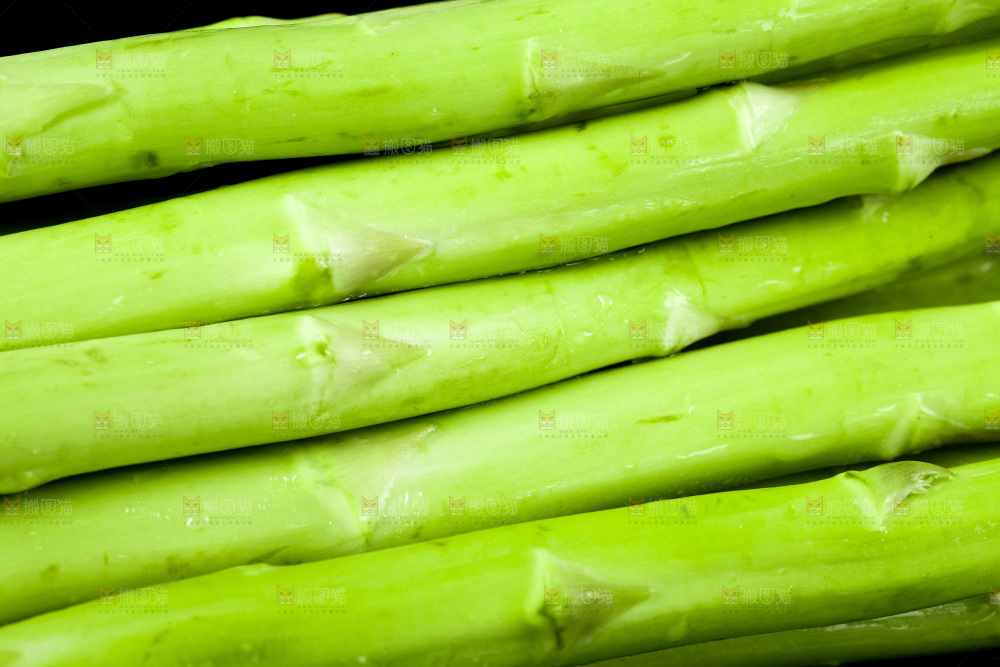 黑底上放着青芦笋