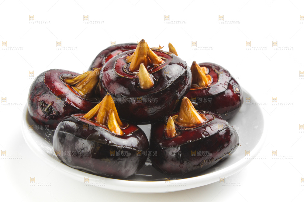 白底上摆放着广西荔浦马蹄