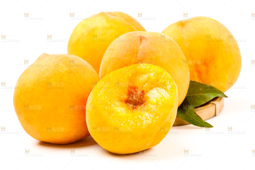 白底上的新鲜黄桃