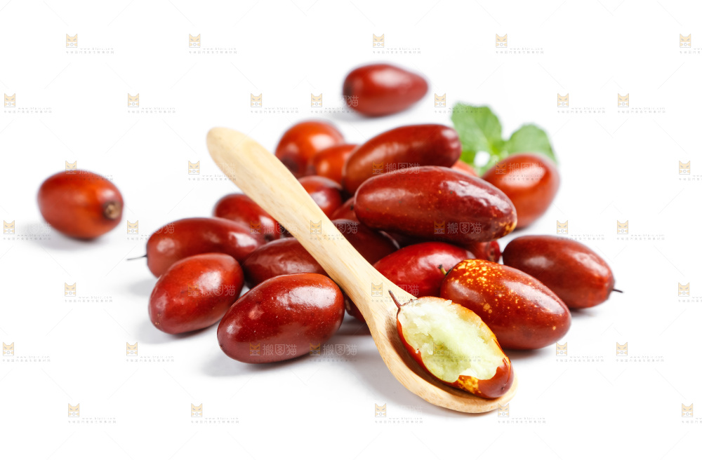白底上放着新鲜红枣