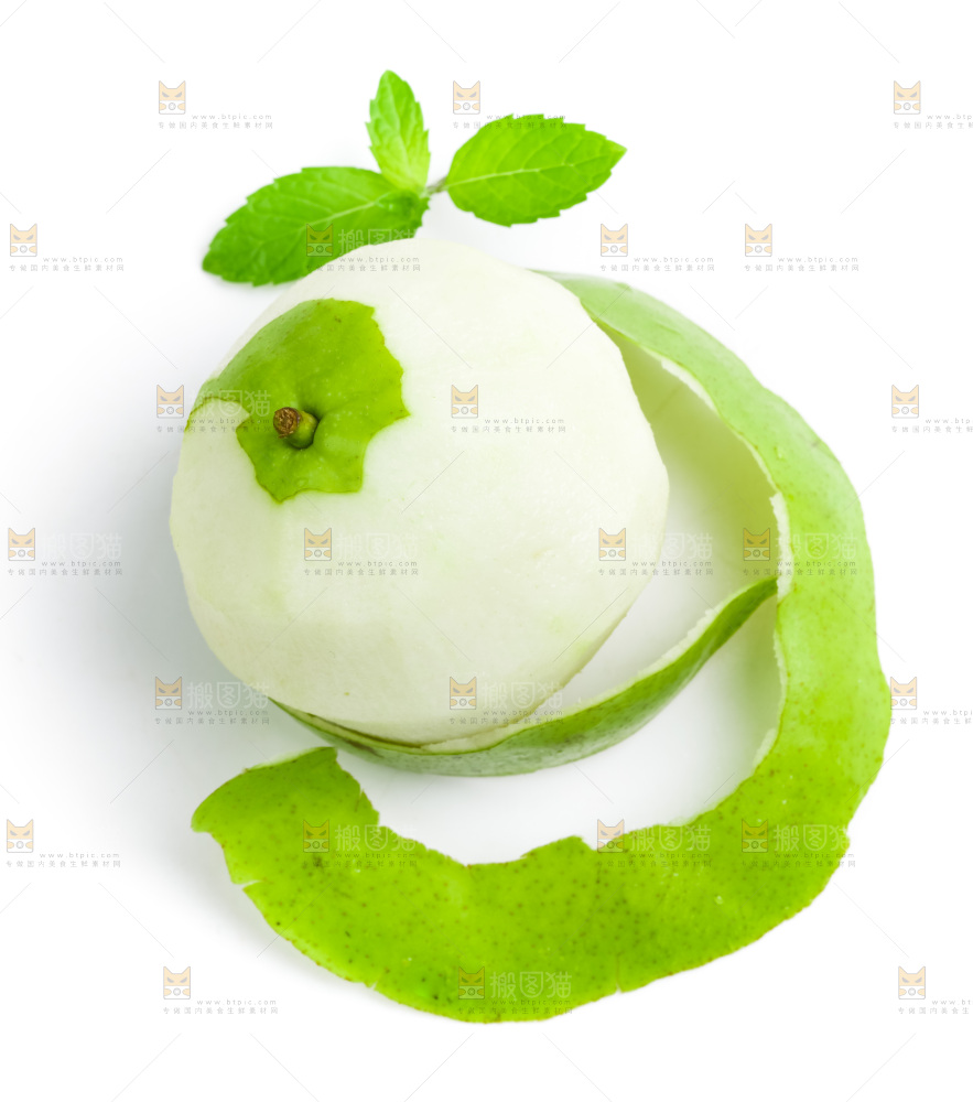 白底上放着削皮的香酥梨