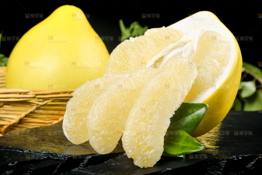 黑石板上的白心柚子