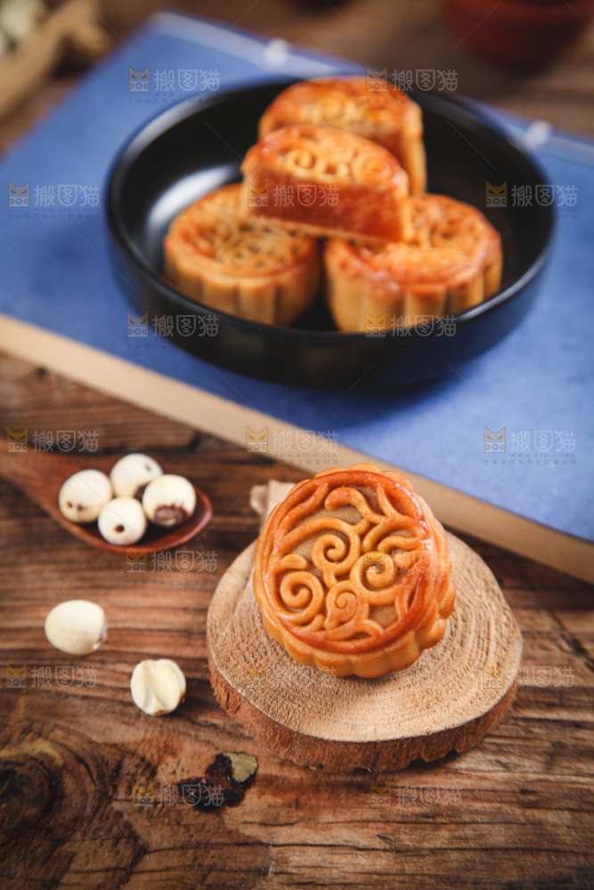 木底上放着水果月饼