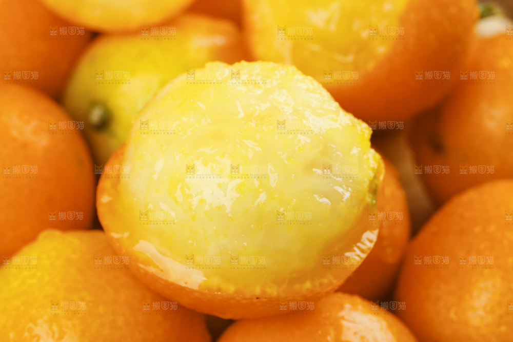 木板上放着融安金桔