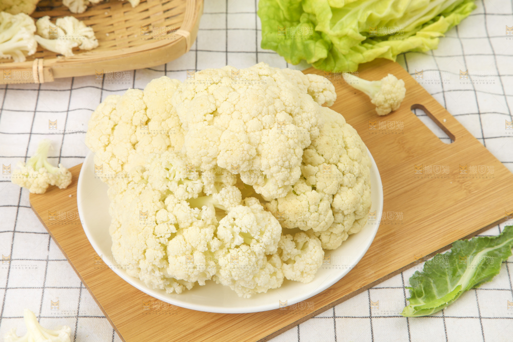 木板上放着椰菜花