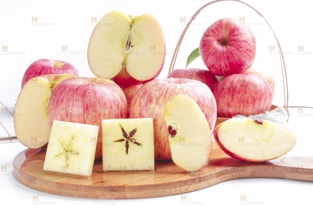 木板上的红富士苹果