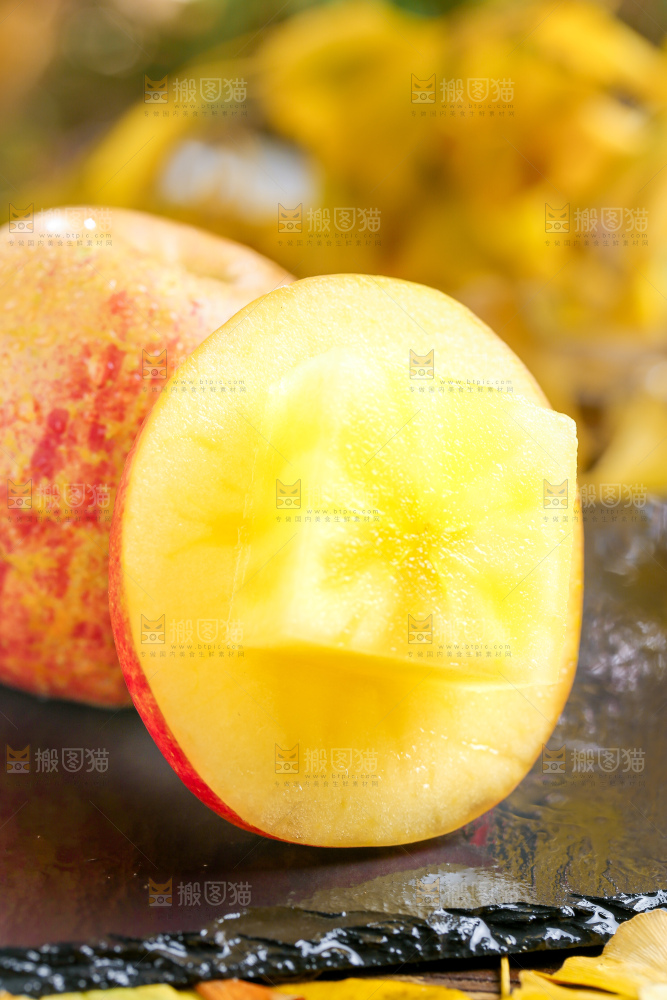 黑石板上放着盐源丑苹果
