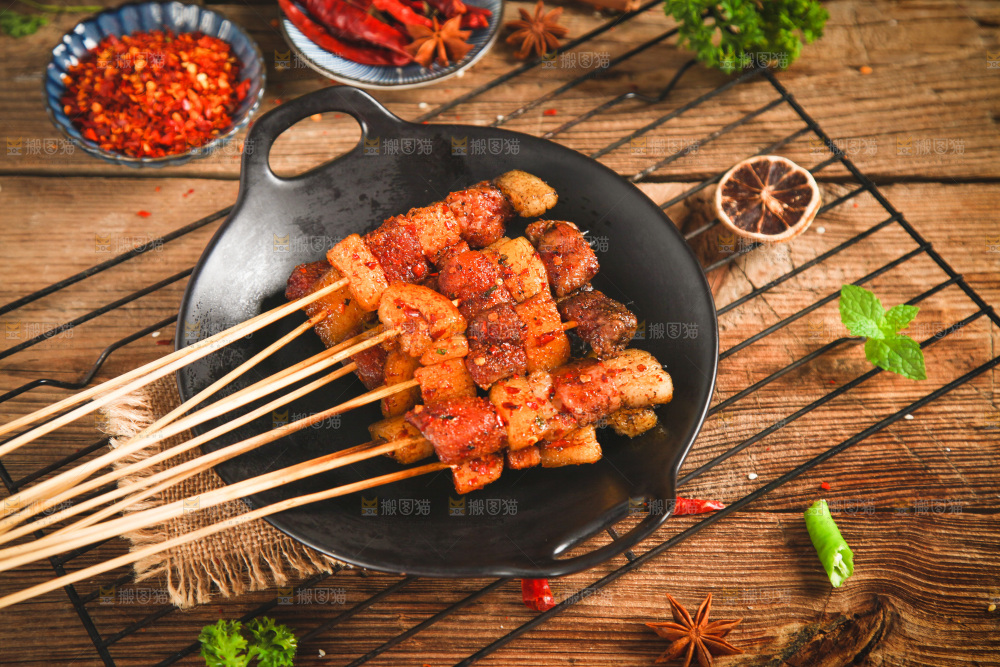 木底上放着一锅肉串
