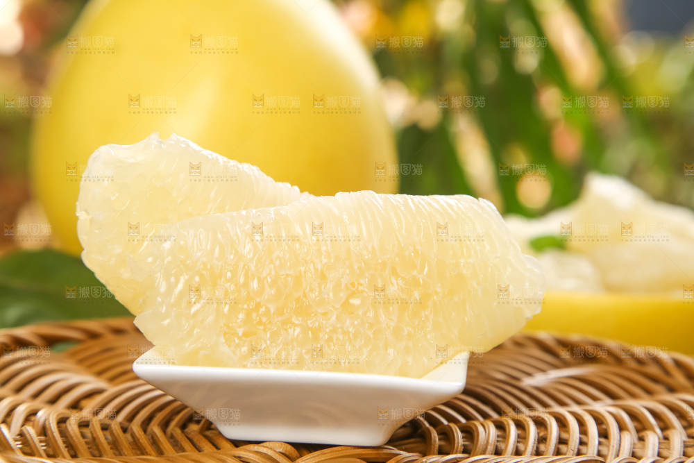 草垫子上放着白心蜜柚