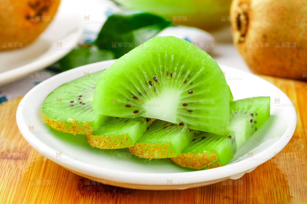 木底上的周至绿心猕猴桃