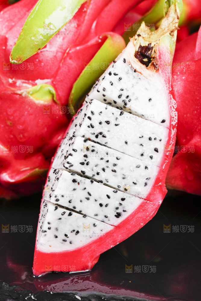 黑石板上的云南白心火龙果