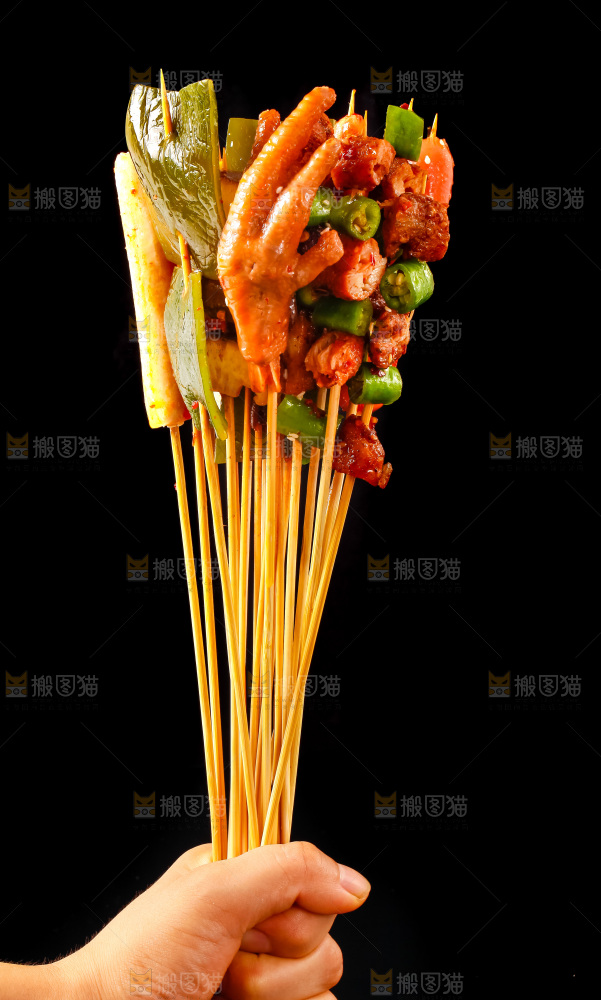 手拿钵钵鸡食材