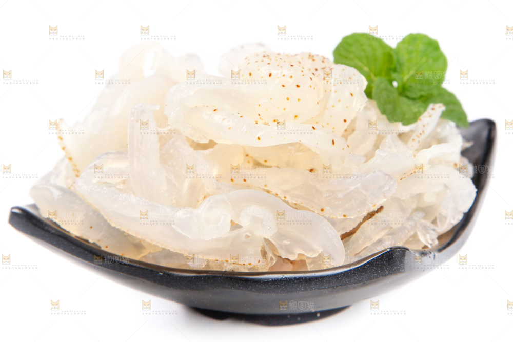 碗里装着海蜇丝