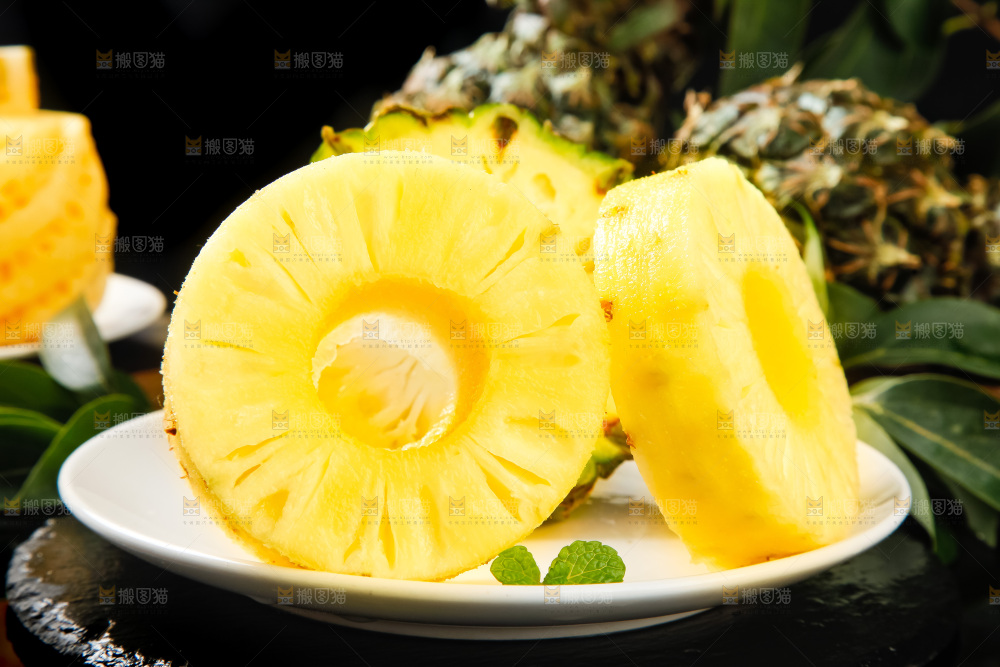 盘子里装着泰国去皮小菠萝