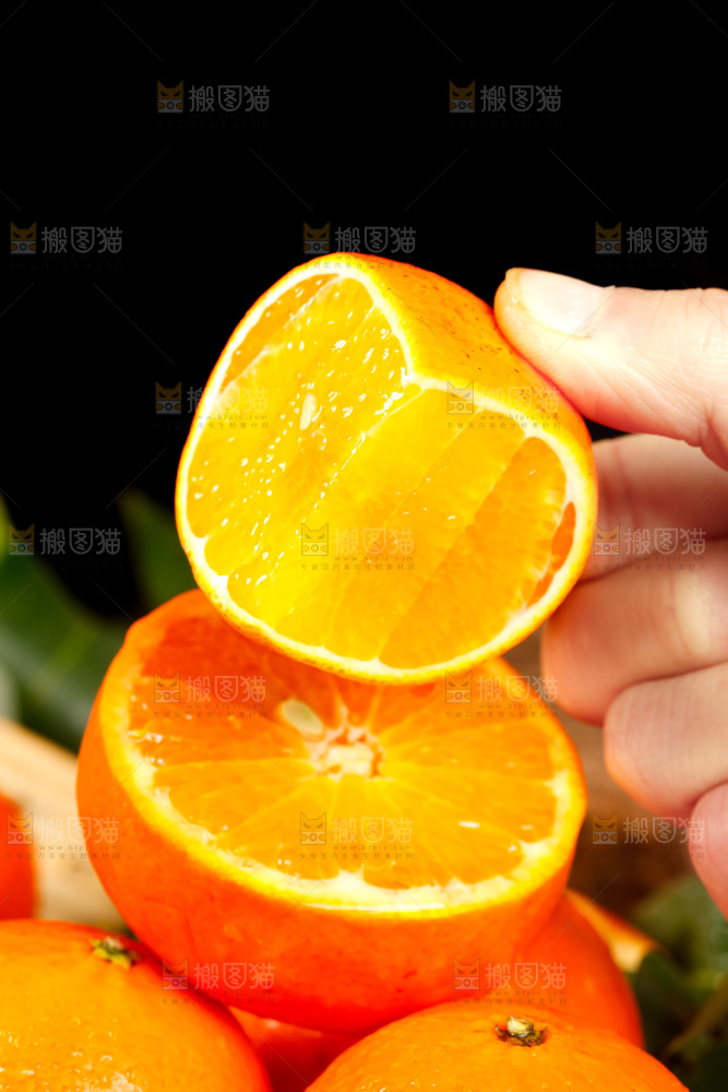 手里拿着新鲜沃柑