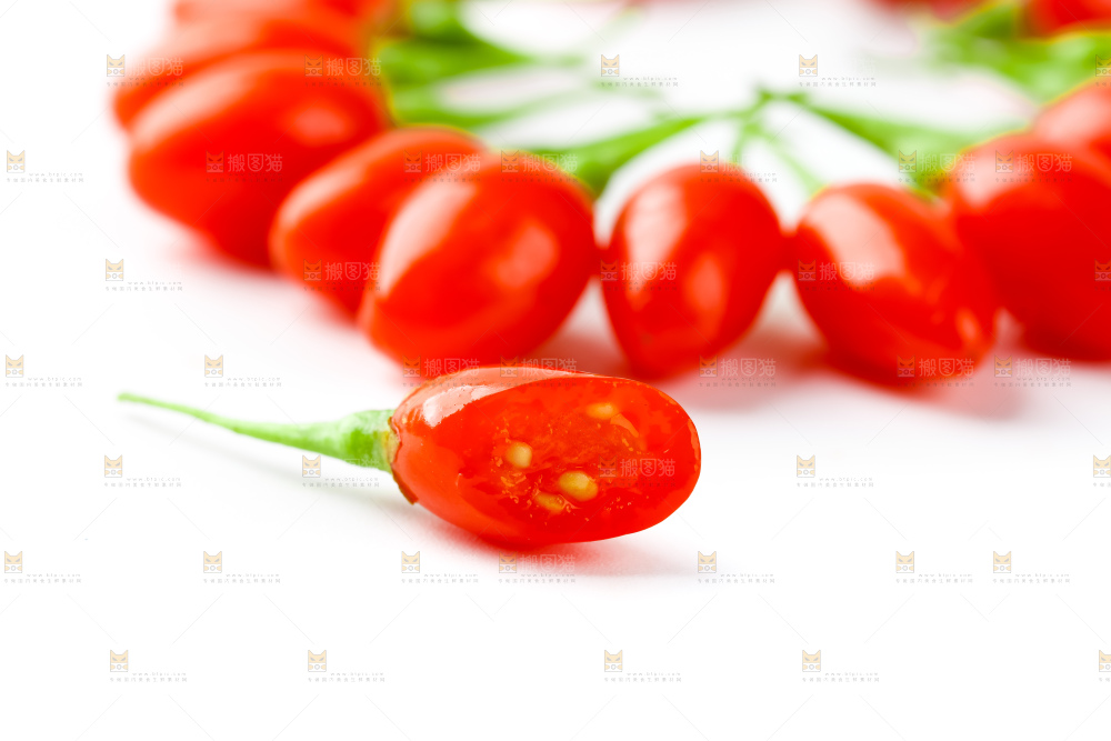 白底上放着枸杞