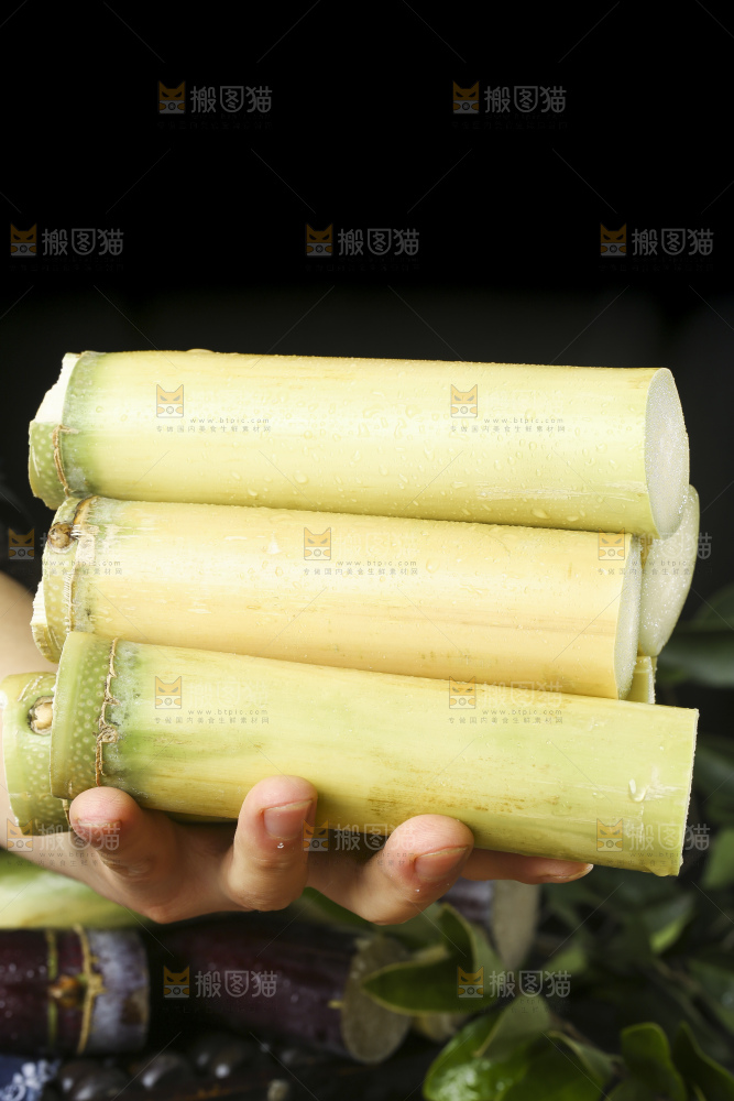 手里拿着黄皮甘蔗