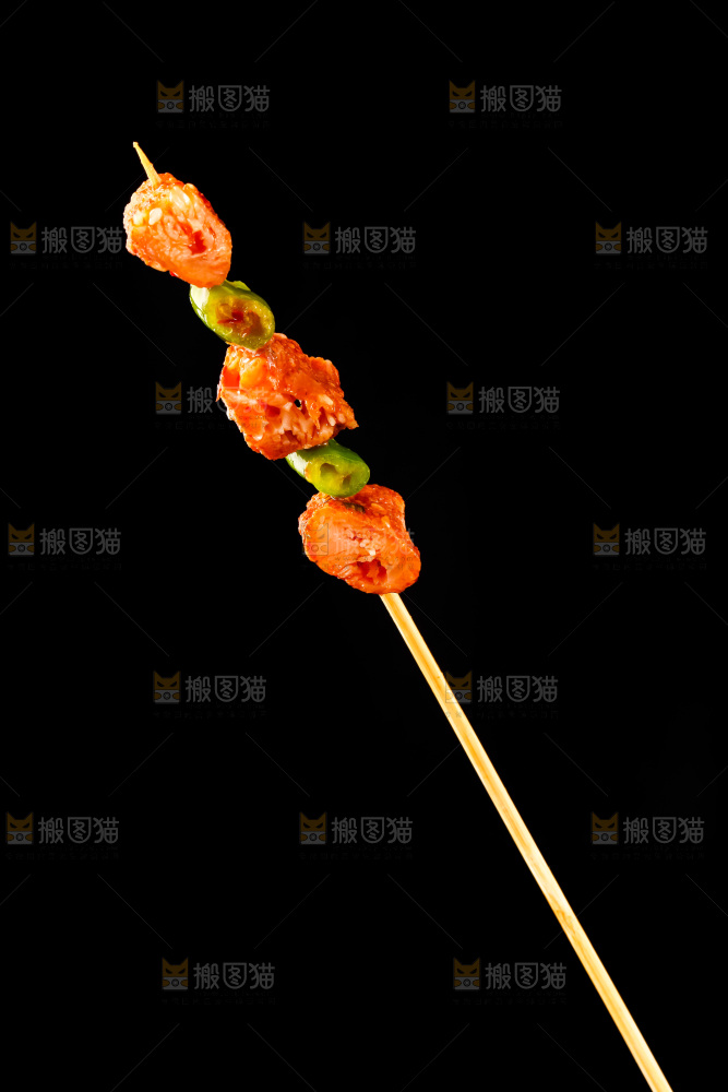 深底上的肉串