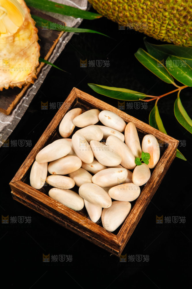 盘子里装着菠萝蜜籽