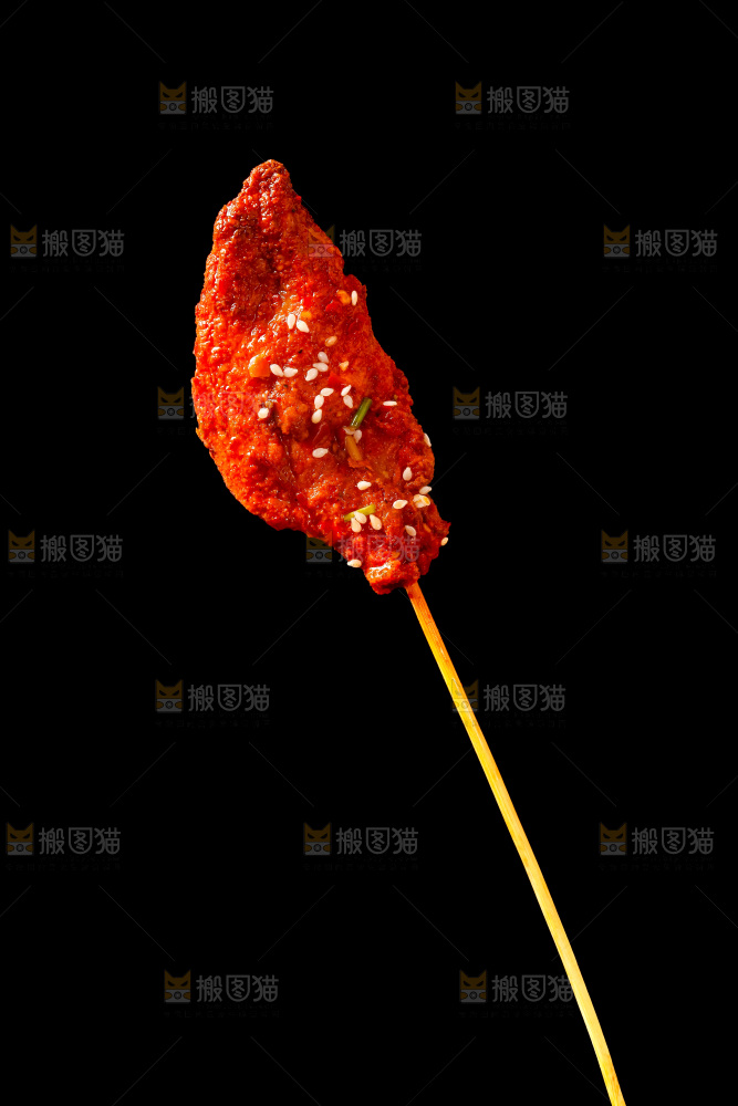 黑底上的肉串