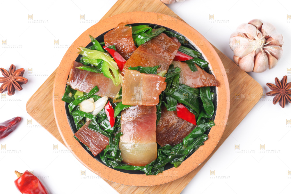 盘子里装着腊肉炒蒜苗