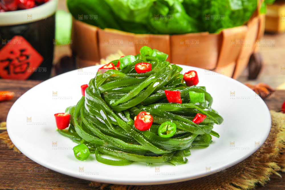 木底上放着盐渍海带丝
