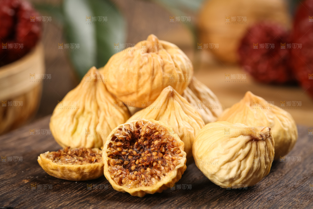 木板上的土耳其无花果干