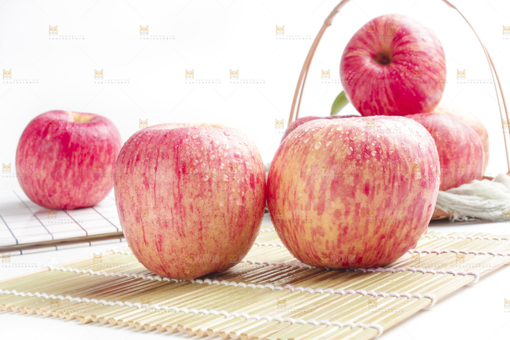 垫子上放着拉丝苹果