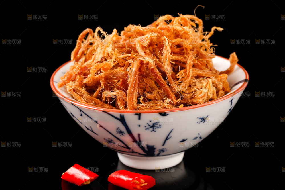 黑底上放着手撕肉干