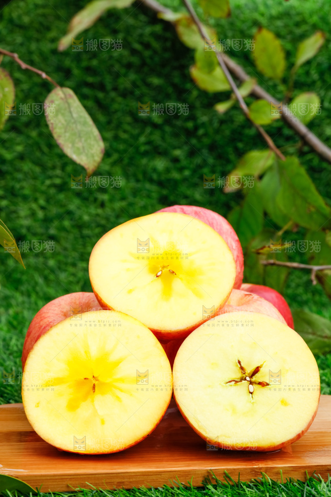 木板上的新疆糖心苹果