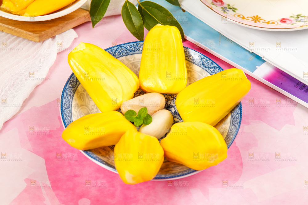 盘子里的新鲜菠萝蜜