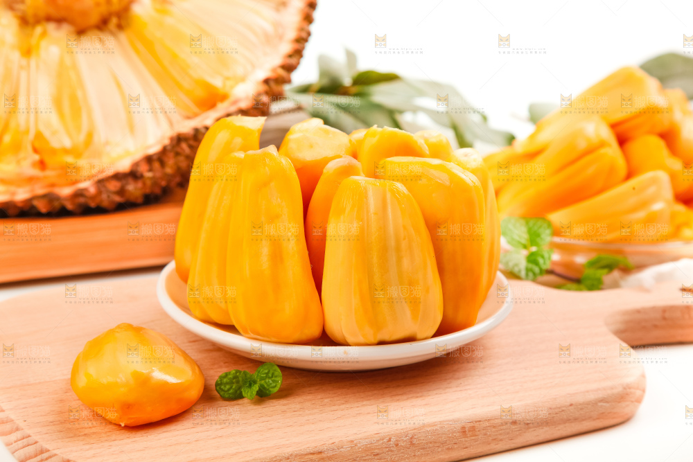碟子里装着泰国红心菠萝蜜