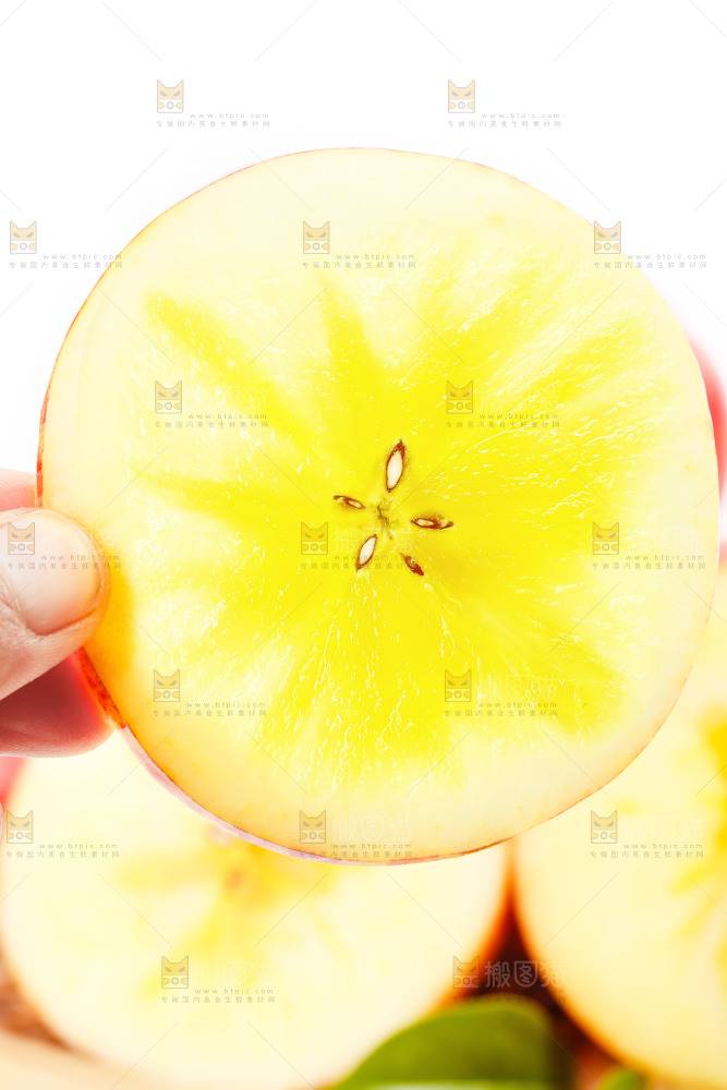 手里拿着新鲜苹果