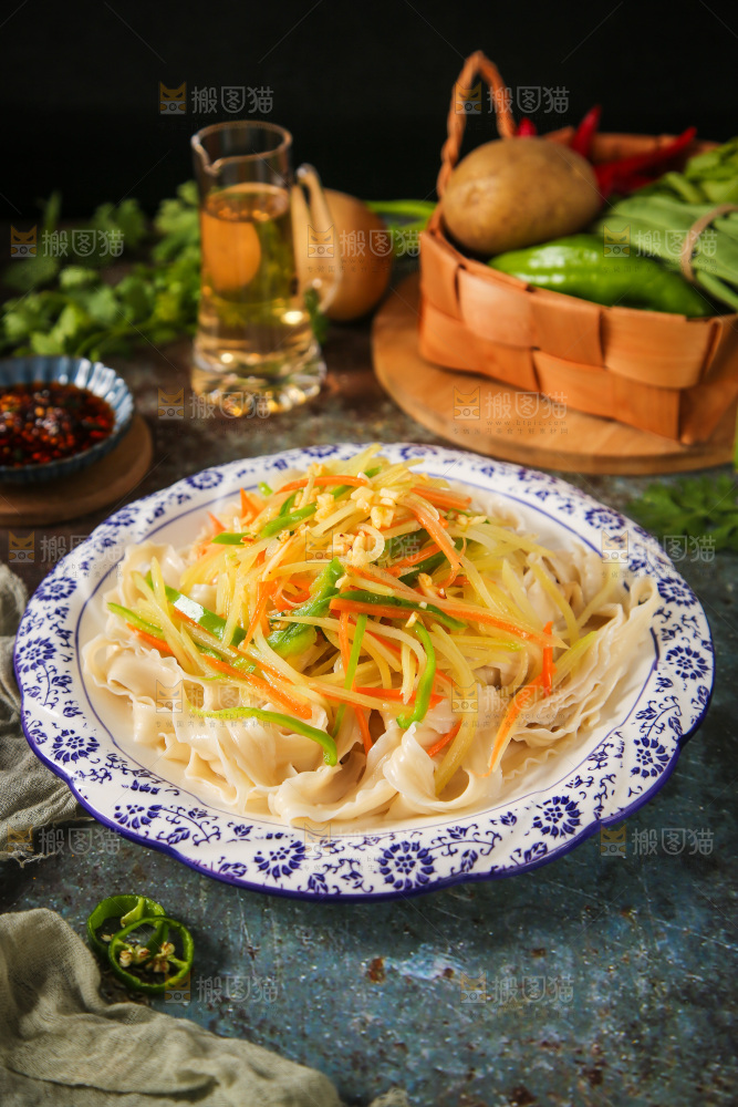 盘子里装着炒土豆丝